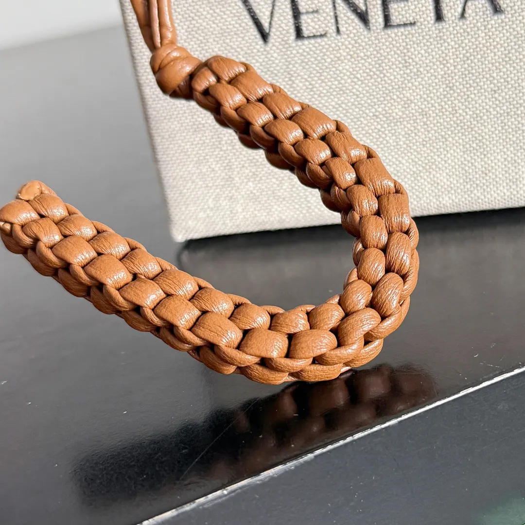 Batch 420 Let’s see what new cute little thing BV has released~ It’s this letter pendant, which is different from the puppy pendant. The weaving of this letter is more three-dimensional, and the material is very solid, and it is not easy to deform even if it is folded. Style number: U
